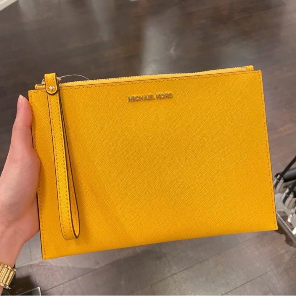 Michael Kors Jet Set Travel XL Zip Clutch Wristlet Leather New - Picture 1 of 6